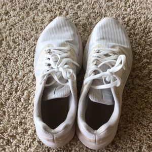 white nike tennishoes
